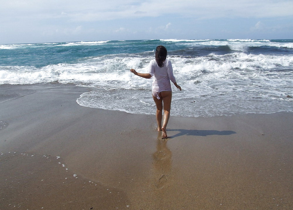 Alexandra moore - blanco transparente en la playa
 #13629477