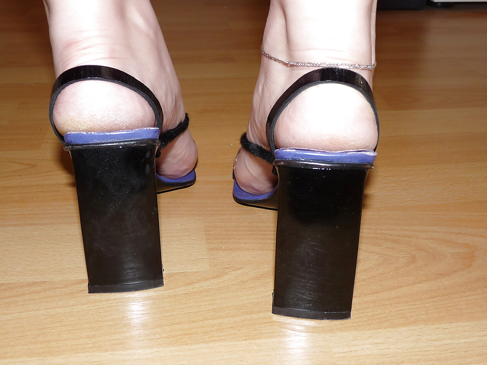 Moglie tacchi sandali sexy dita dei piedi
 #20910298