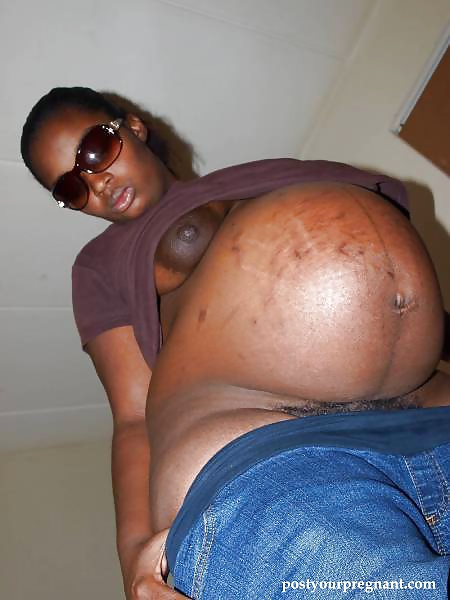 乳首の大きな妊娠中の黒人女性
 #15455087