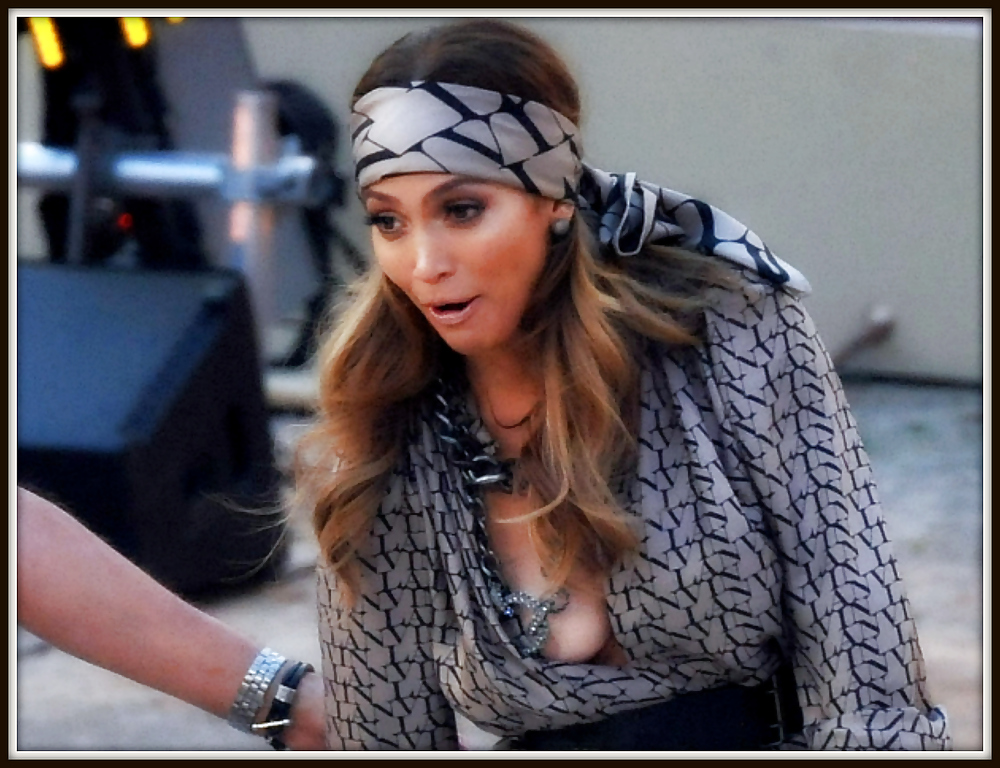 Jennifer Lopez  BREAST REVEALED  on Wetter Das TV Show   #4308232