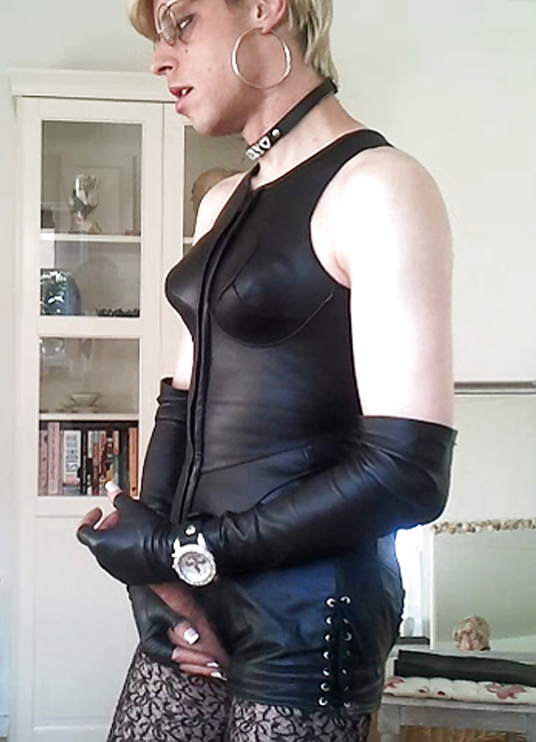 Ausgesetzt Sissy In Leder #15889863