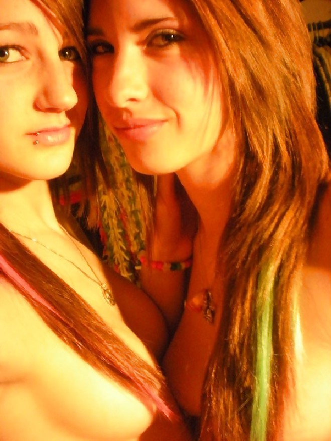 Sexy pareja de jóvenes lesbianas
 #12417238