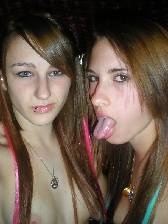 Sexy pareja de jóvenes lesbianas
 #12417298