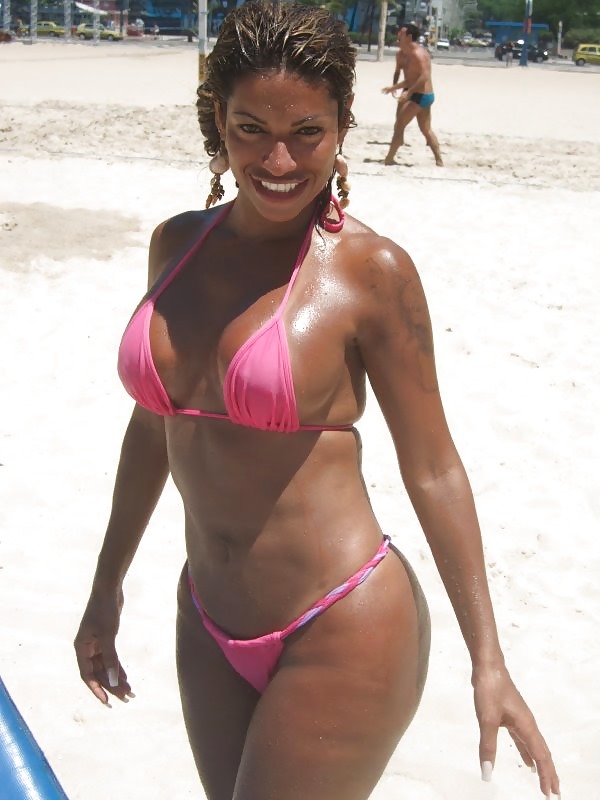 Brasilianische Frau Genießen Den Strand #2225567