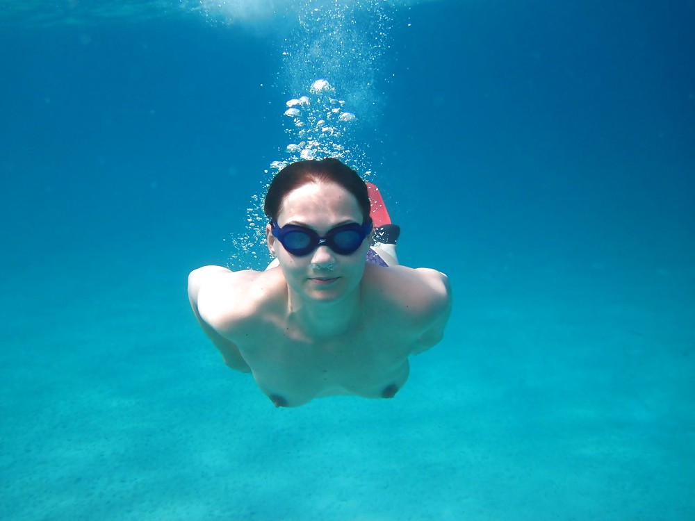 冷たい水の中の熱い女性
 #22834064