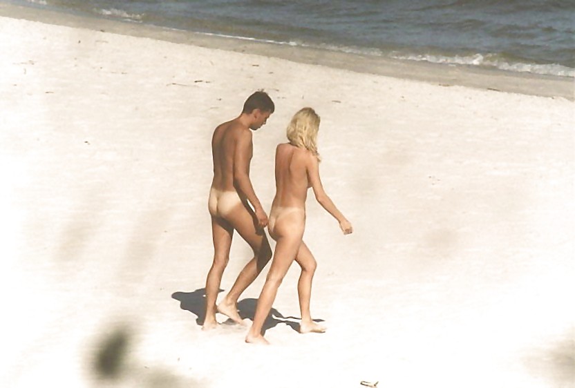Ragazze nude sulla spiaggia
 #501605
