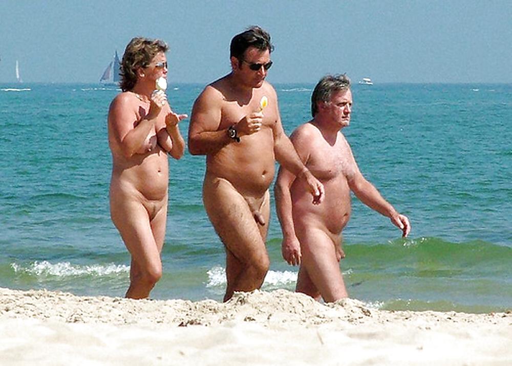 Desnudos en la playa
 #3100237