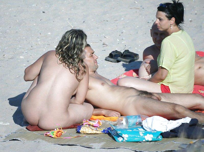 Desnudos en la playa
 #3100376