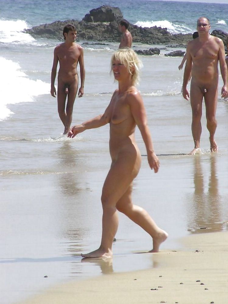 Rubias desnudas en la playa
 #1226846
