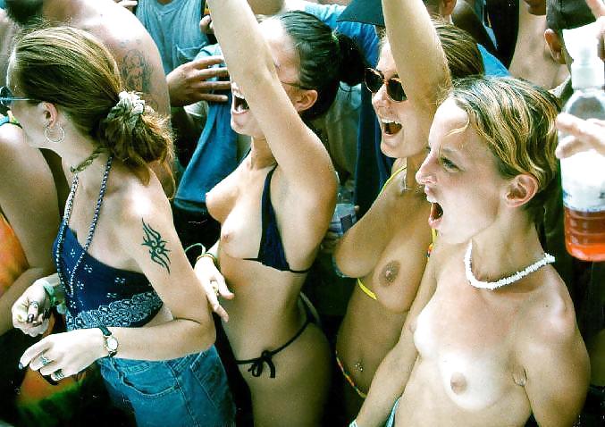 Ragazze insieme: nudità pubblica giovani mostrano le loro tette #14941808