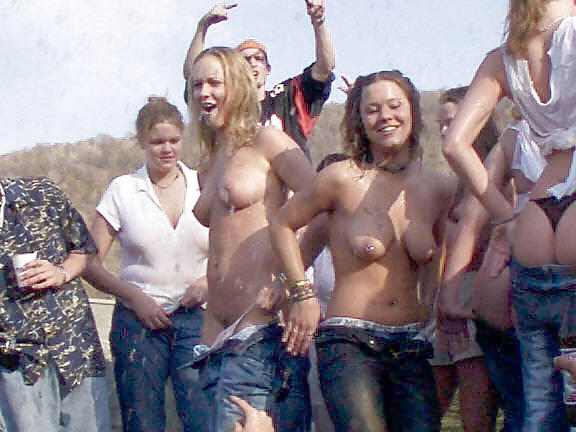 Ragazze insieme: nudità pubblica giovani mostrano le loro tette #14941933