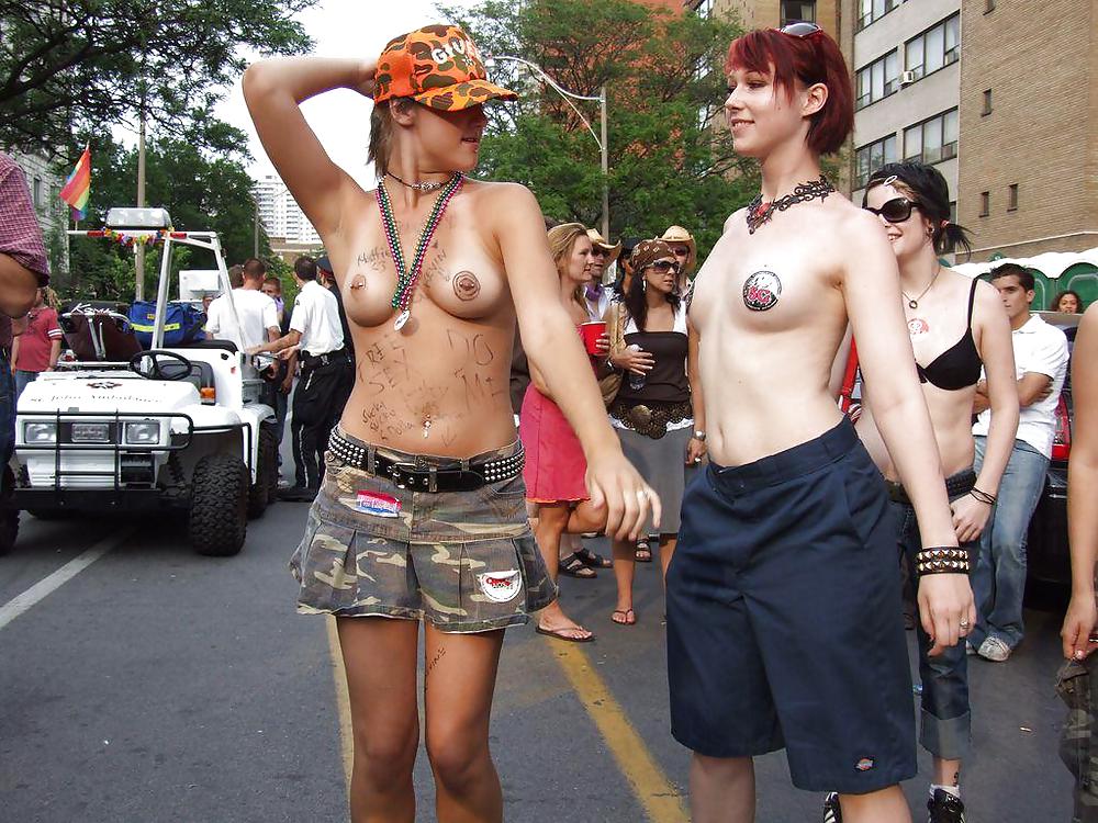 Ragazze insieme: nudità pubblica giovani mostrano le loro tette #14941941