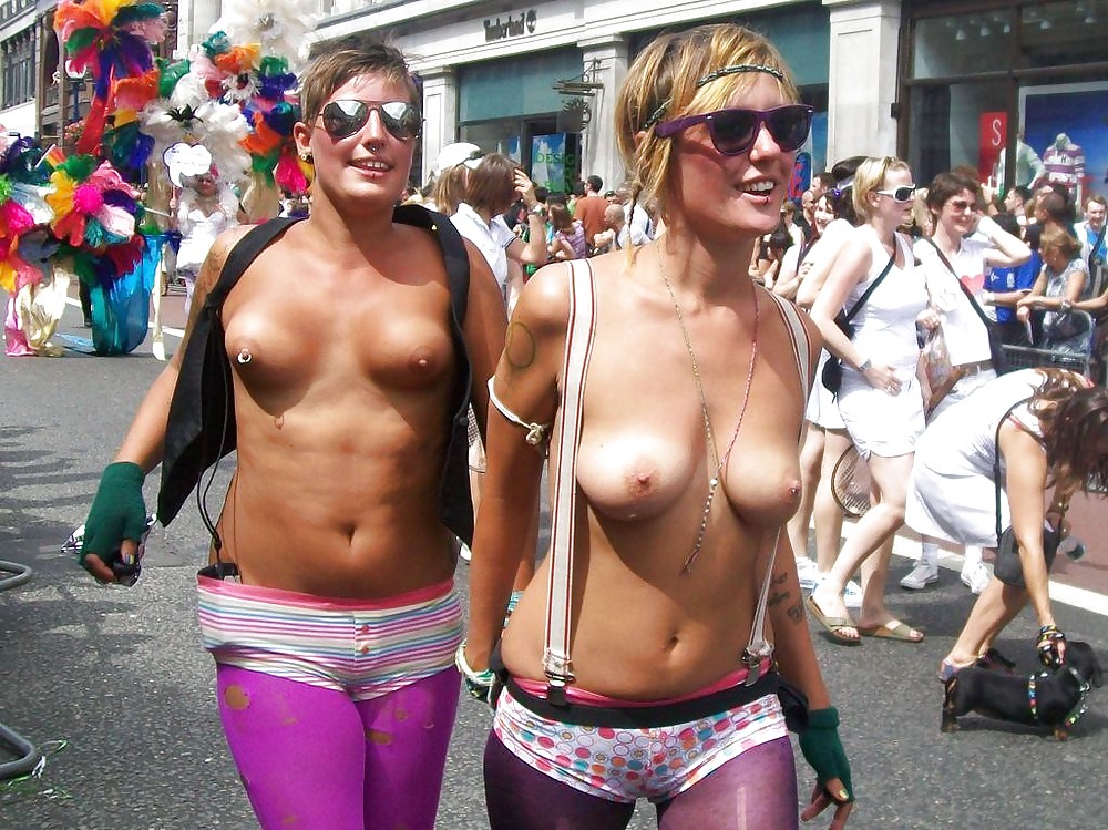 Ragazze insieme: nudità pubblica giovani mostrano le loro tette #14942001