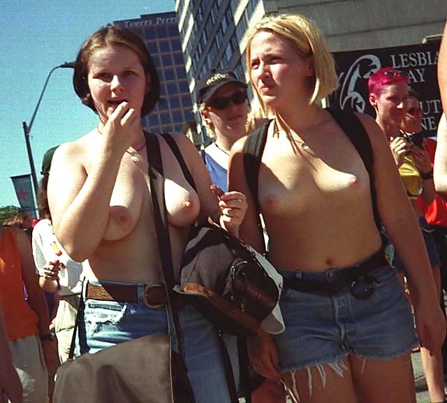 Chicas juntas: desnudos públicos jóvenes muestran sus tetas #14942010