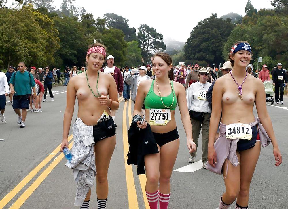 Chicas juntas: desnudos públicos jóvenes muestran sus tetas #14942034