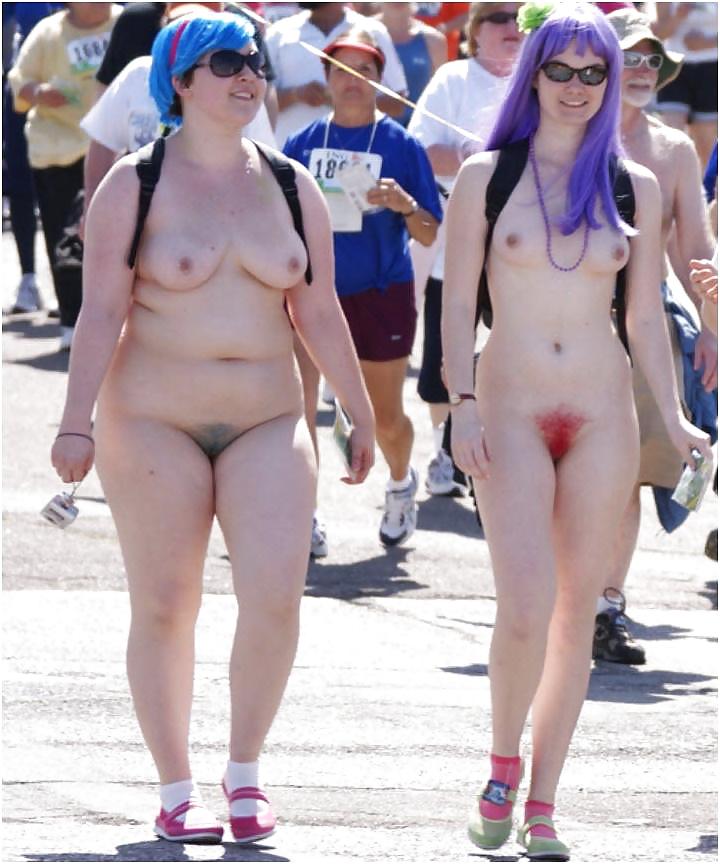 Ragazze insieme: nudità pubblica giovani mostrano le loro tette #14942039
