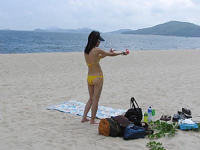 香港のギャルが地元のビーチで撮影したエッチなビキニ写真
 #18942008