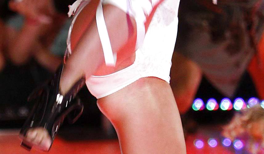 Miley cyrus mostra i lati del seno e le gambe sexy
 #6119111