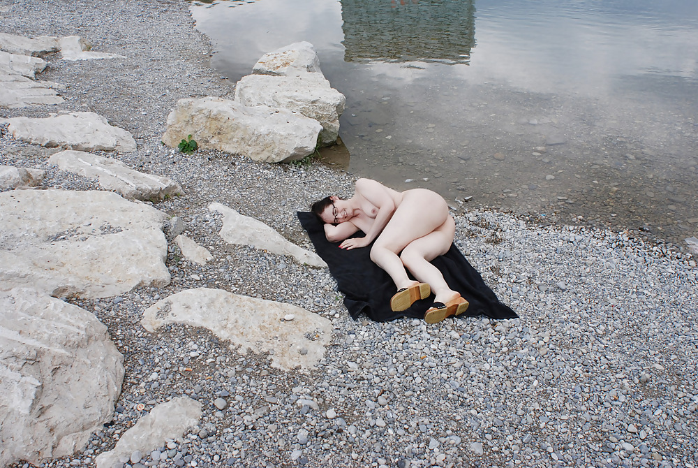 Nacktes reifes Weib am Fluss #4982167