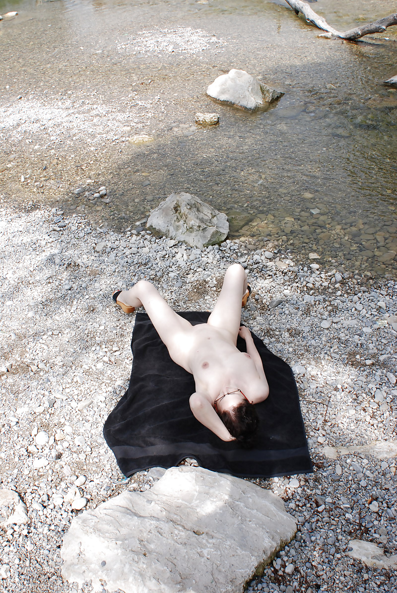 Nacktes reifes Weib am Fluss #4982308