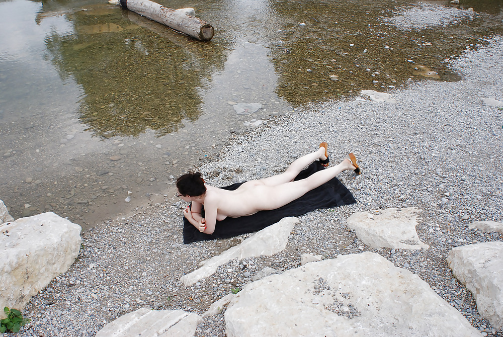 Nacktes reifes Weib am Fluss #4982320