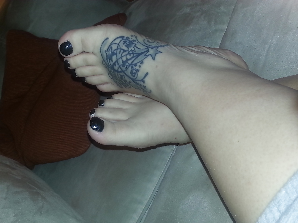 私の足にはタトゥーが入っていて、足を愛する人たちのために
 #14210668