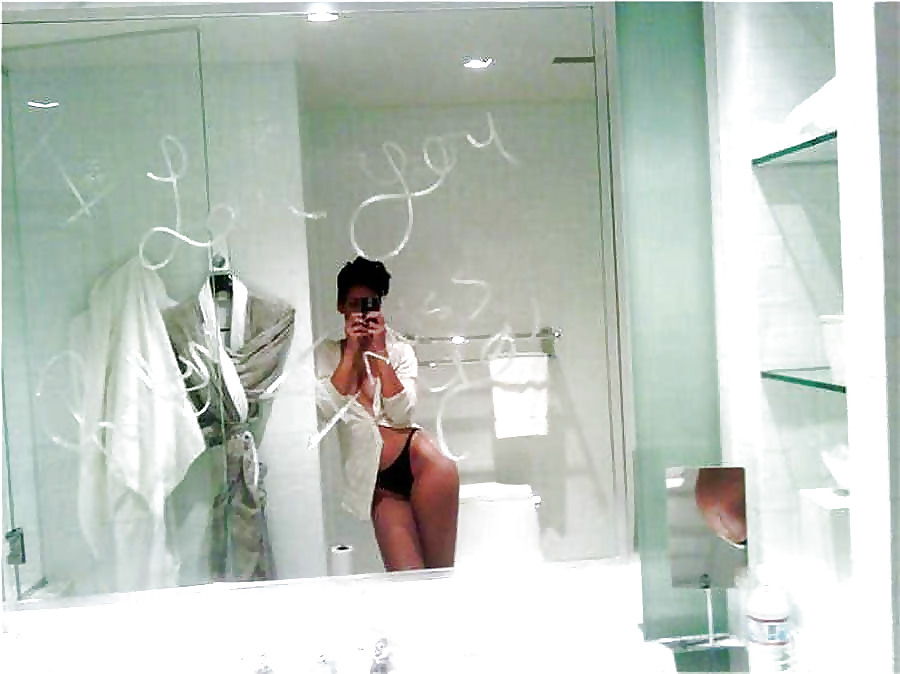 Rihanna Leaked Nude Pictures #4254232
