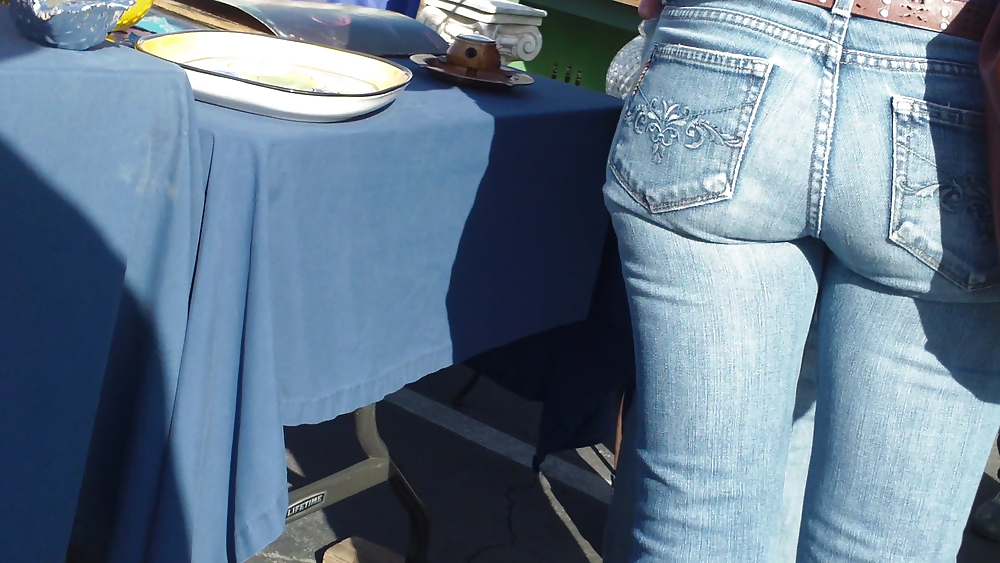 Bel culo rotondo e spumeggiante in jeans blu stretti
 #8871015