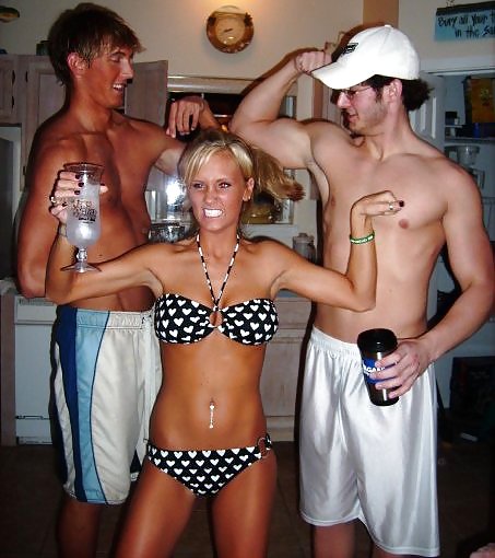 Facebook college bionda grandi tette bikini courtney
 #3140901