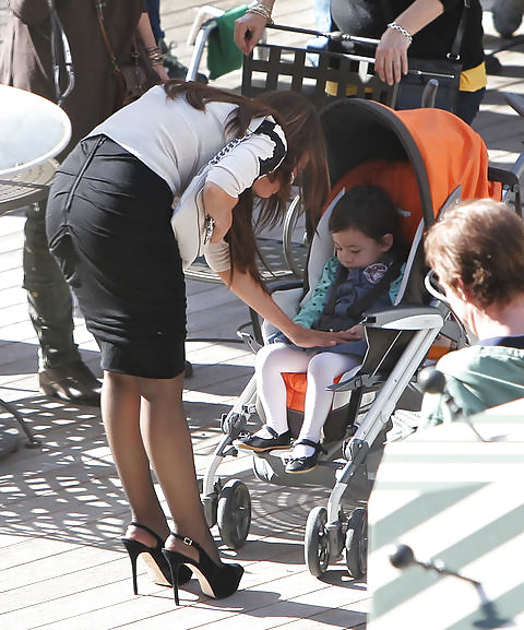 Sofia Vergara Eating Ice Cream on Set of Modern home #3095446