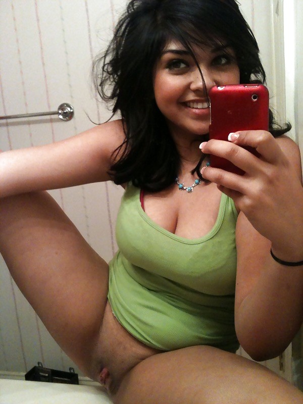 Busty Babe takes some selfshots #11530006