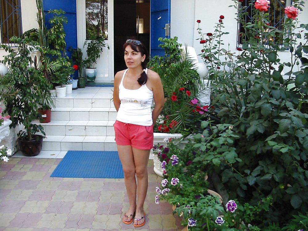 Reifen Hotwife Irina Posiert Im Freien #4350044