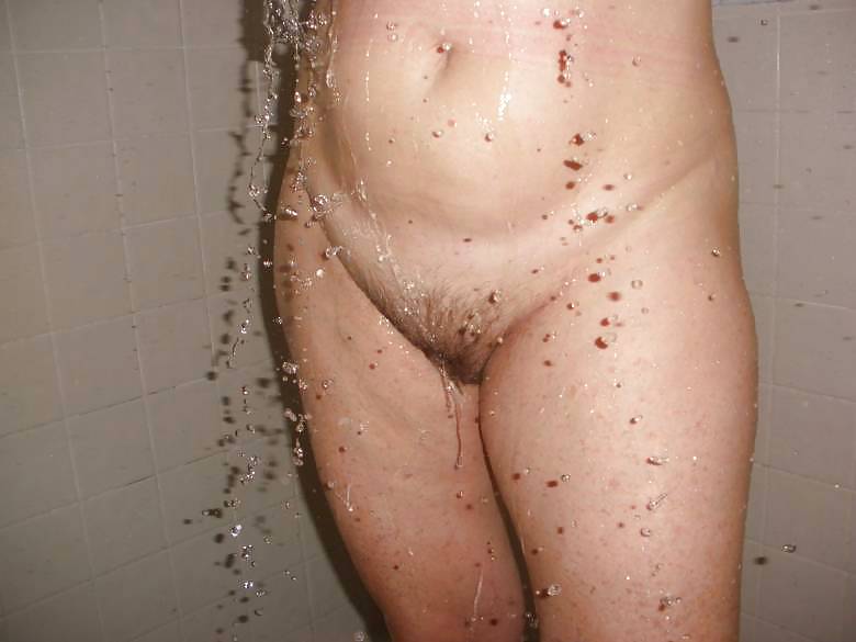 Mature wife is shaving in the bath #2796654