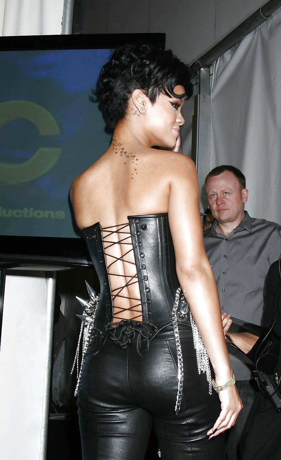 Rihanna
 #14873574