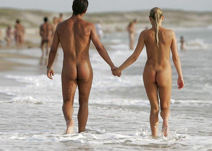 Divertimento sulla spiaggia nudista
 #253114