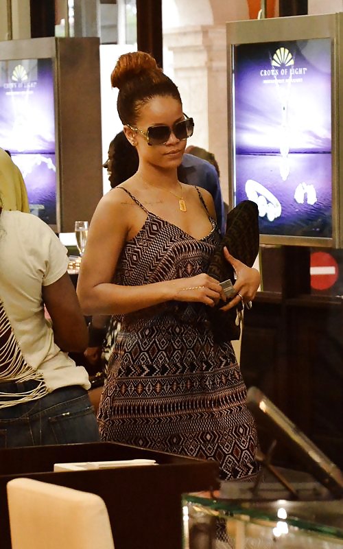Rihanna de compras en barbados candids 2
 #4955115