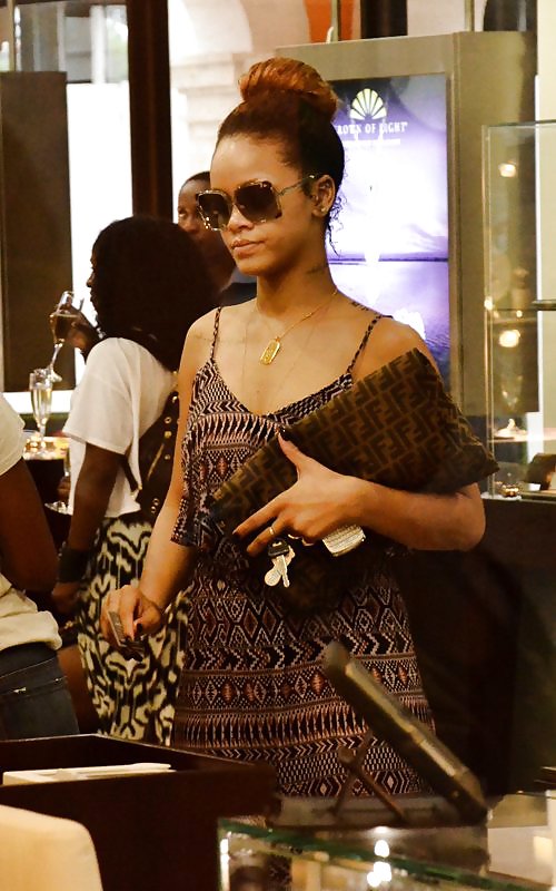 Rihanna de compras en barbados candids 2
 #4955124