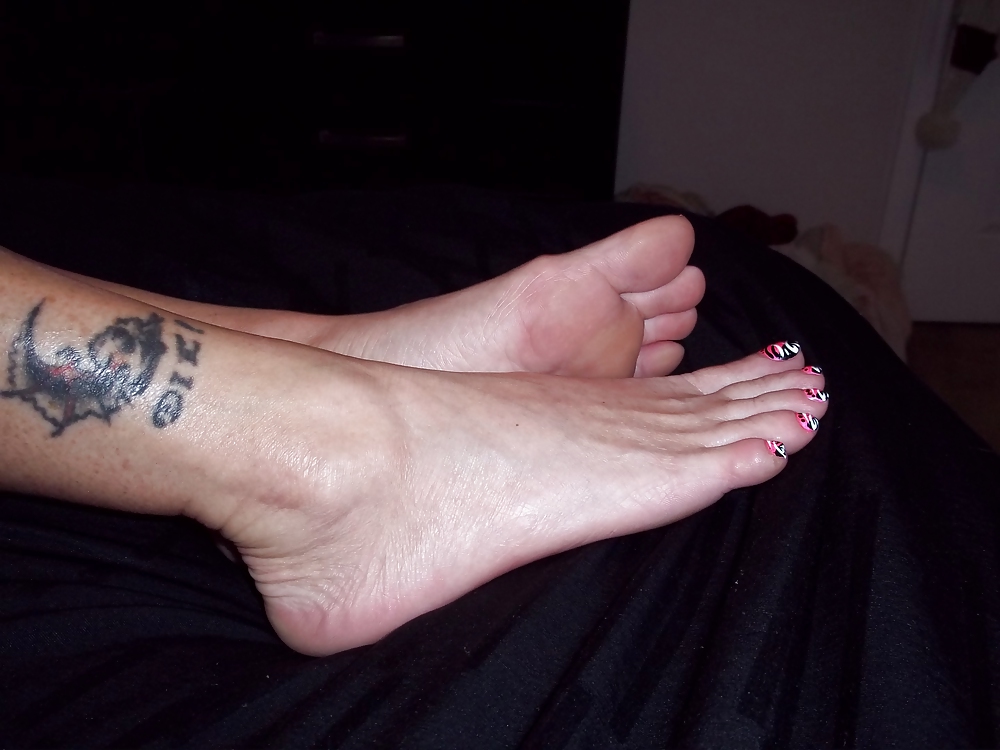 Le lunghe gambe abbronzate di Chance e le sexy dita dei piedi rosa
 #8212000
