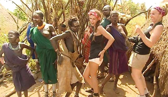 白人女性がアフリカの一夫多妻制の部族で休暇を過ごす
 #16970149