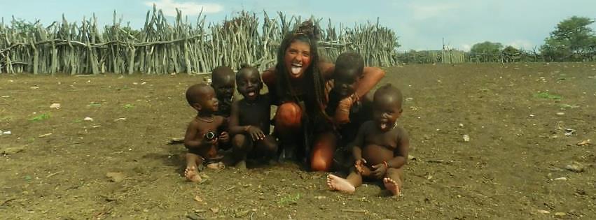 Mujeres blancas de vacaciones en tribus africanas polígamas
 #16970297