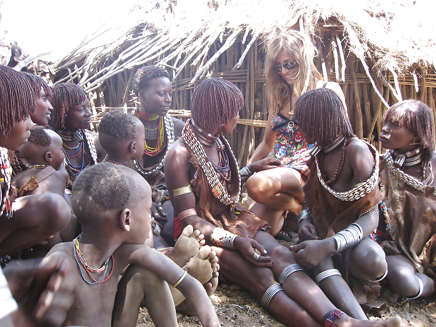 白人女性がアフリカの一夫多妻制の部族で休暇を過ごす
 #16970415