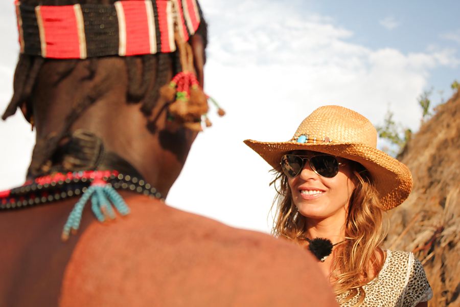 Mujeres blancas de vacaciones en tribus africanas polígamas
 #16970433