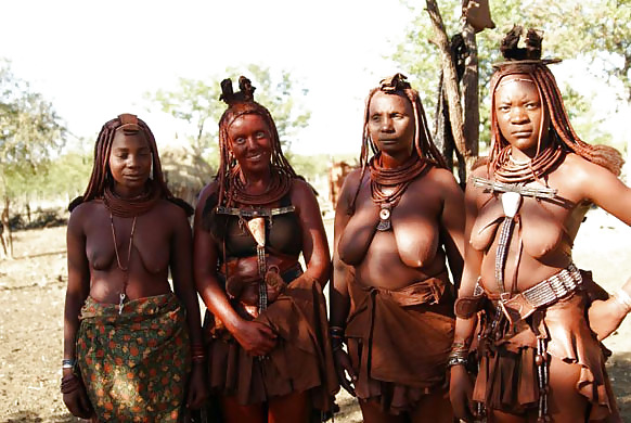 白人女性がアフリカの一夫多妻制の部族で休暇を過ごす
 #16970540