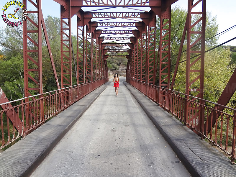 Ludivine puta mostrando en un puente oxidado
 #16043569