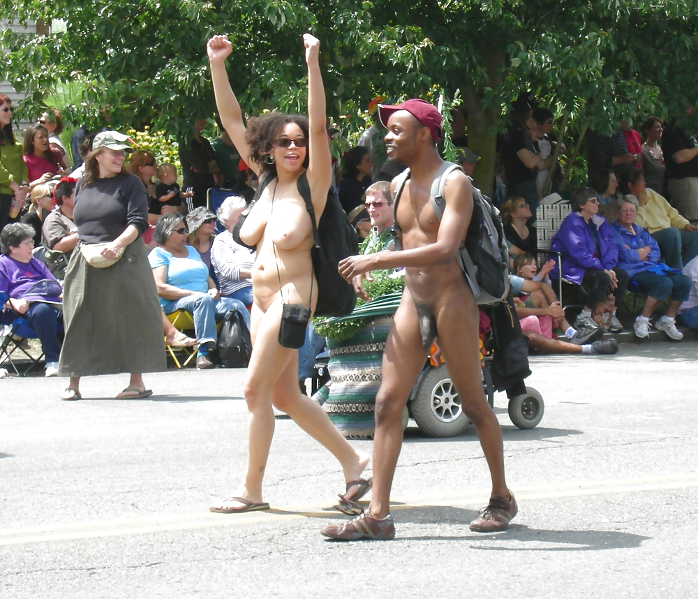 Coppia nera nuda alla parata del solstizio di Fremont
 #19135163