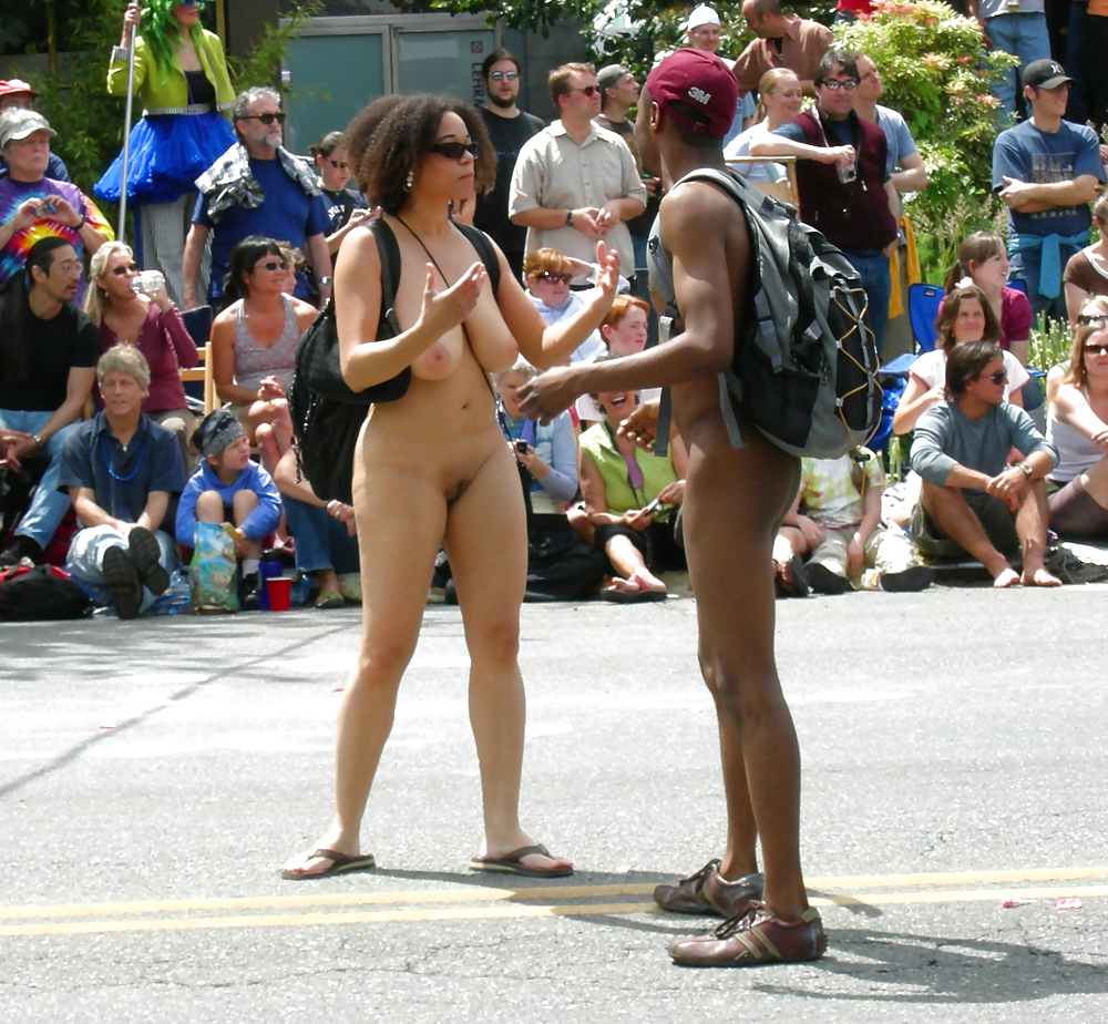 Coppia nera nuda alla parata del solstizio di Fremont
 #19135177