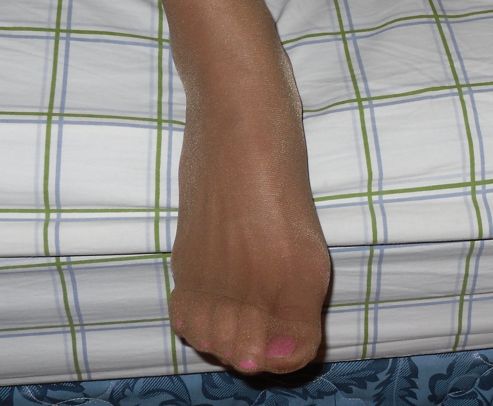 パンストを履いたアジア人の足の指
 #4708289