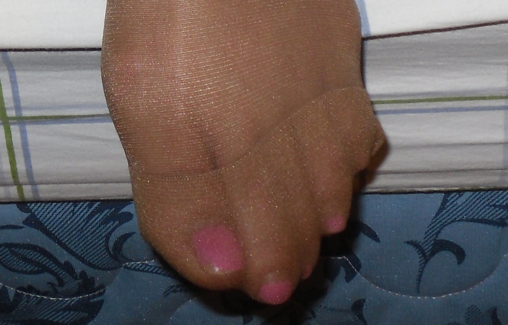 パンストを履いたアジア人の足の指
 #4708382