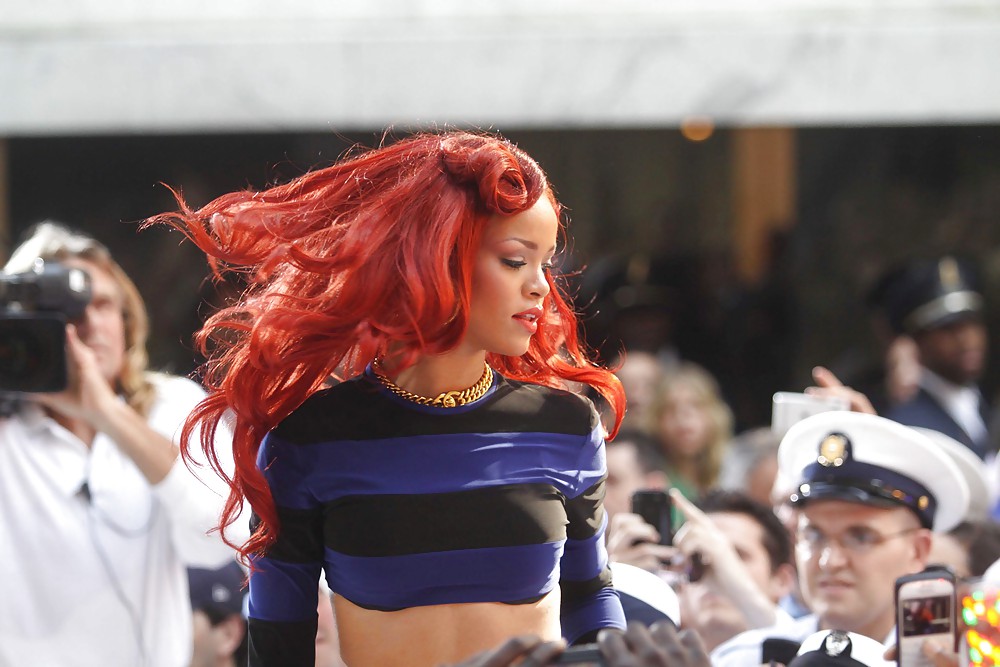 Rihanna Performs on Today Show in New York #4962205