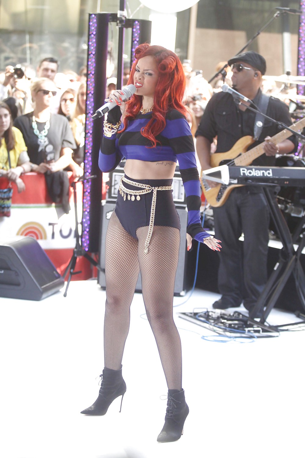 Rihanna Performs on Today Show in New York #4962238
